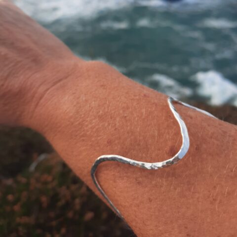 Hammered silver wavy bracelet